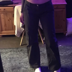 Cargobyxor - Gråa lågmidjade cargobyxor från Ginatricot fint skick!  