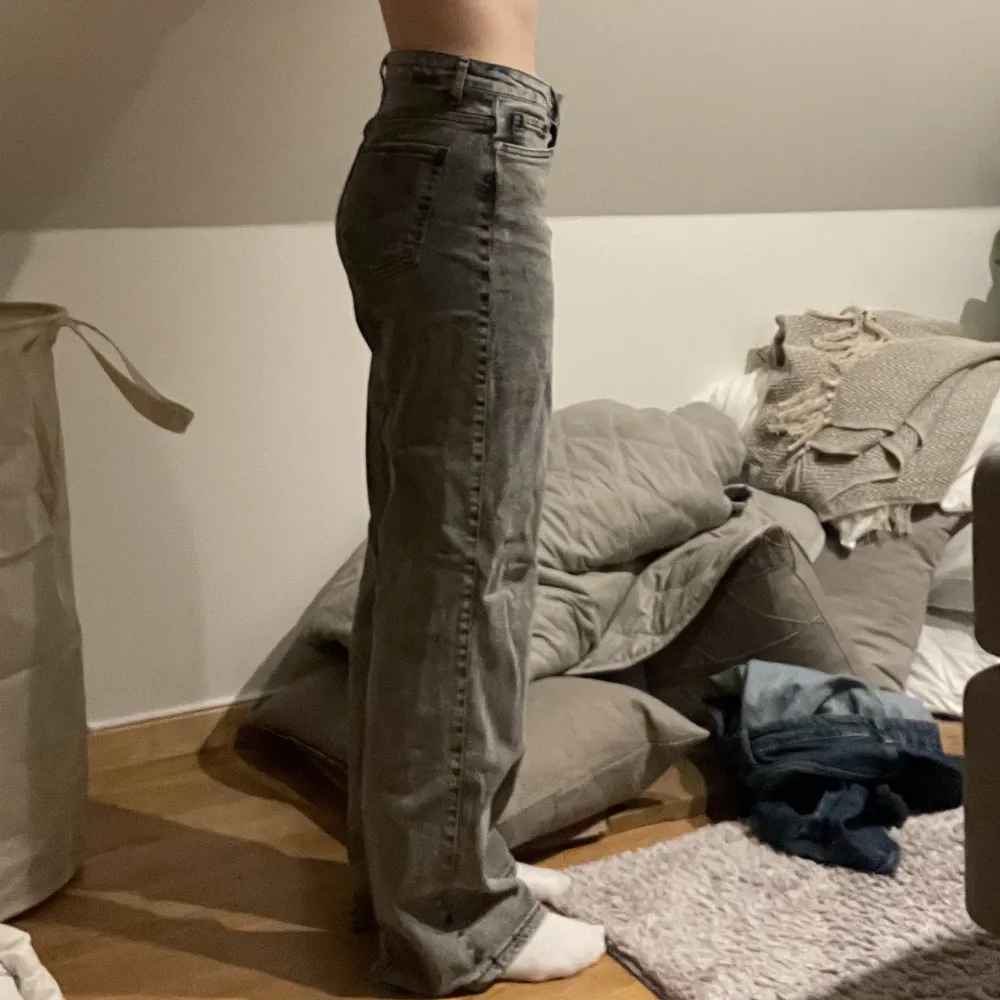 Ett par högmidjade jeans från madlady med vidaben . De är smutsgråa i färgen och är i storleken 36-short vilket passar mig som är 163cm lång. De är i mycket bra skick och har inga defekter.. Jeans & Byxor.