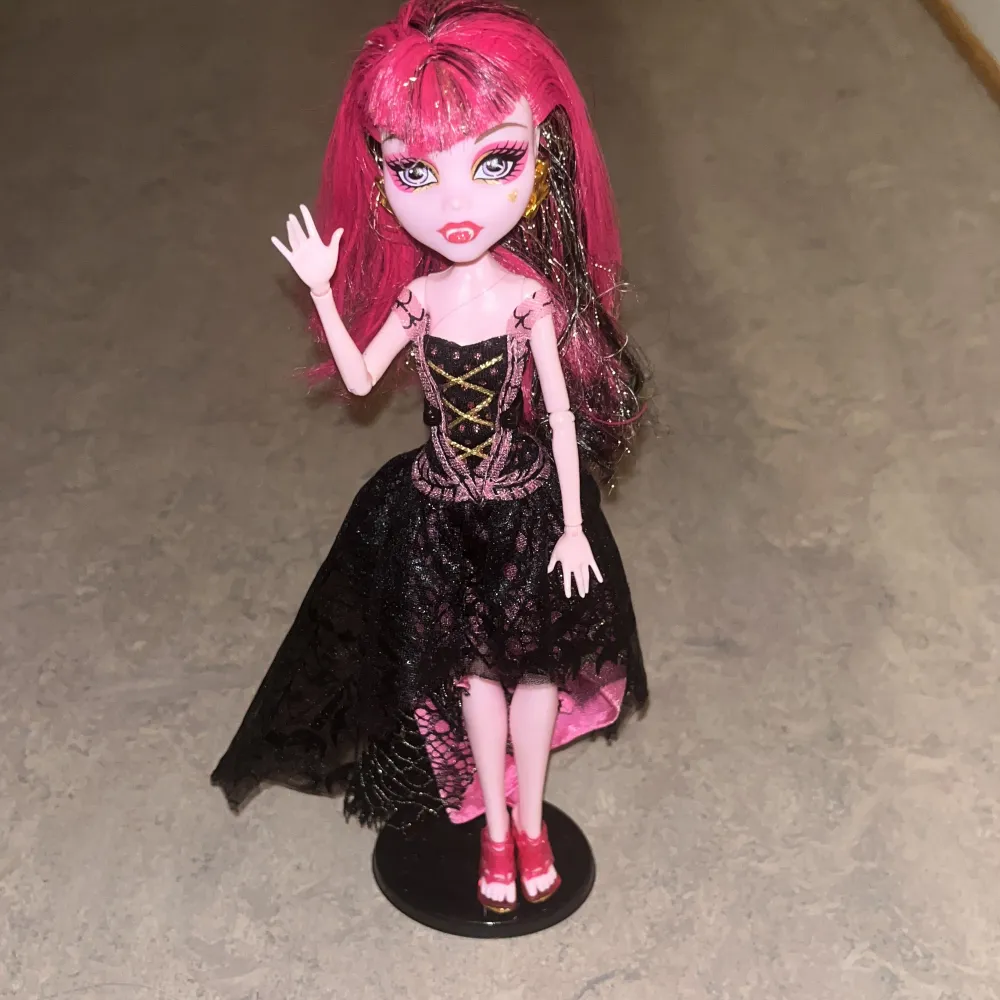 Monster High Draculaura 13 wishes docka! Dockställ kommer inte med!! Hon har tyvärr inte hennes krona :( Kan tänka mig tradea henne för en annan docka. Endast swish!!. Övrigt.