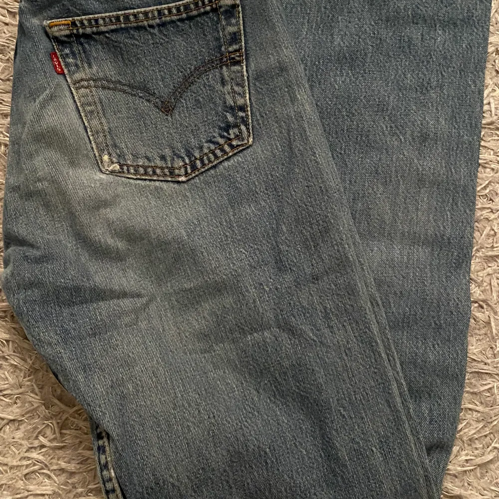 Jättefina jeans från levis som tyvär är för stora för mig. De är uppsydda där nere men passar för nån som är 160-170💕. Jeans & Byxor.