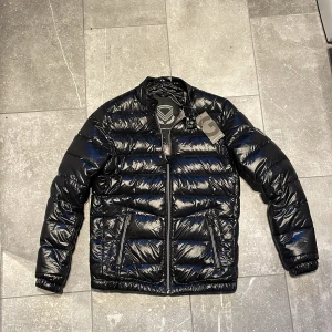 Giacomo conti jacka  - Tjenare säljer en galet snygg gicomo conti jacka, jackan är sprillans ny och prislappen sitter kvar! Skick: 10/10 | nypris:6000kr | mitt pris: 1599 (pris kan diskuteras vid snabb affär)