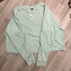 Träningströja - Perfekt för dig som gillar att ha på dig något cozy på gymmet eller ba ha som släng över tröja. En helt ny puma tröja som köptes för något år sedan, aldrig använd och plasten kvar från köpet. Är i str M men funkar väl till XS-L då den har snöre i midjan!