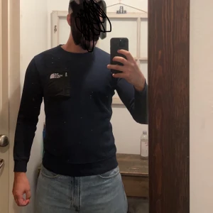 North Face tröja - Fin och fräsch tröja. För liten i storleken och därför säljes. Fortfarande väldigt nytt plagg och i bra skick. Har även en liten ficka vid bröstet. Pm vid mer info