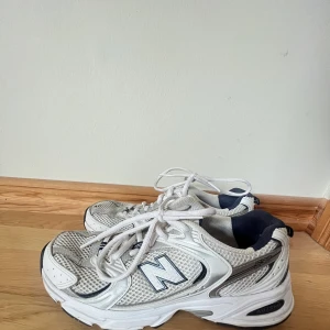 New Balance - säljer mina sneakers från new balance då dem inte kommer till användning längre, välanvända men fortfarande i skick, slitningar framme vid tårna, köpt för 1399 säljer för 400, storlek 38,5 och passar mig som har 39
