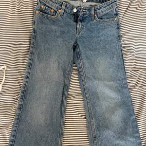 Lågmidjade jeans från weekday💙 säljer då jag inte använder dom! 