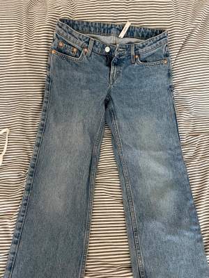 Lågmidjade jeans från weekday💙 säljer då jag inte använder dom! 