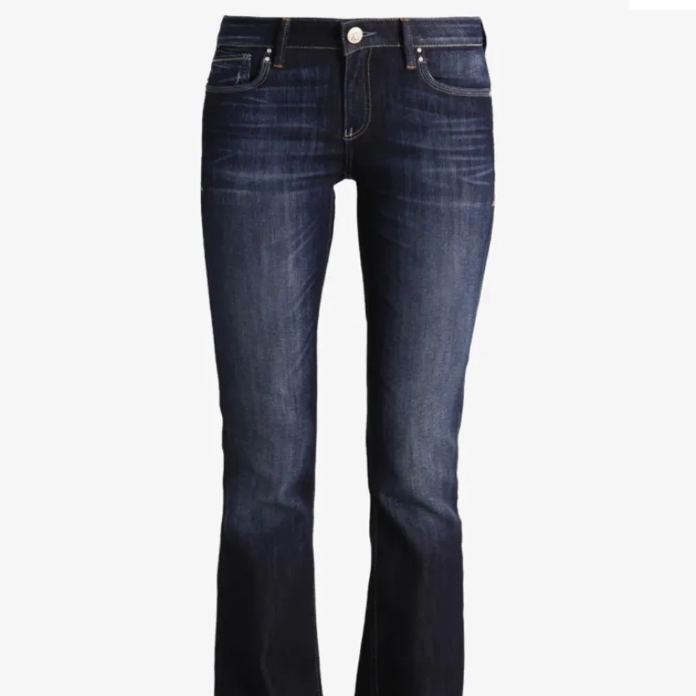 Säljer mina Mavi jeans i modellen Bella-bootcut jeans då dem är för stora. Dem är i nyskick då jag knappt använt dem. Helt slutsålda på zalando. Ca 40cm rakt över midjan o ca 75cm innerbensläng. Nypris 629kr . Jeans & Byxor.