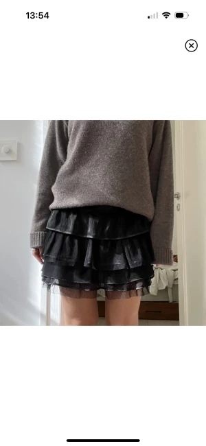 Volangkjol  - Säljer den s volangkjol från only då den tyvärr är förliten för mig. I strl m! 