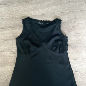 Svart topp  - Svart topp! Säljer för att den är för liten för mig! Super fin i bra skick! 💜