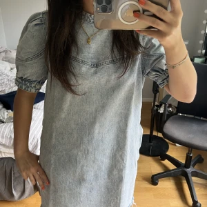 Trendig klänning - Säljer denna trendiga jeansklänning. Får tyvärr ingen användning av den och därför säljs den vidare💕