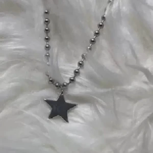 Stjärn halsband - Säljer detta fina rostfria halsband  som jag knappt fått någon användning för. 🌟 Hör gärna av dig vid intresse!😊