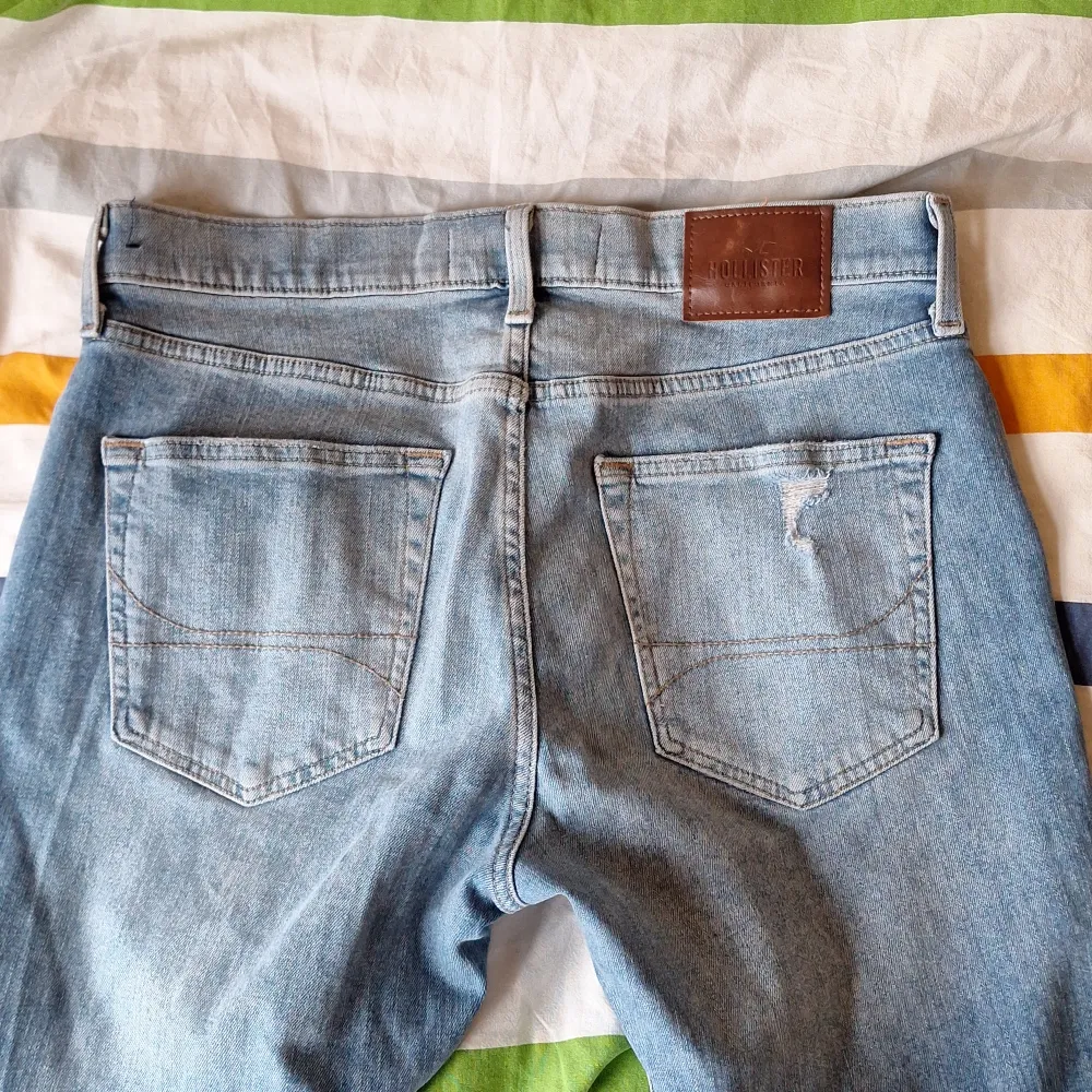 Jättesnygga vintage holister jeans. Bootcut och herr modell men funkar jättebra för dam med. Hål och sitter 32/32. Skriv för mer :). Jeans & Byxor.