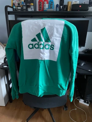 Adidas tröja - Adidas tröja storlek 12-17 år ungefär storlek s