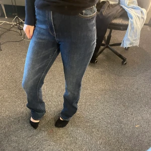 Jeans  - Fina jeans från Lindex som endast är använda några få gånger! Älskar färgen på dem, men måste tyvär sälja då jag behöver mer plats i garderoben! stl 36