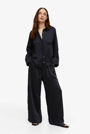 Skitsnygg satinpyjamas - Säljer den här skit snygga svarta satinpyjamassetet!💕 Är hur skön som helst och perfekt oavsett årstid! Säljer då jag har 2 exemplar, aldrig använd! Nypris 449 kr💗 Säljer för 239 + köpare står för frakt❣️