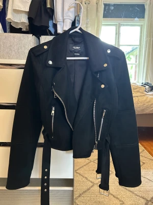Mocka Jacka - Från pull & bear Storlek M men den är liten i storleken så massar mig som är Xs-S Knappt använd 