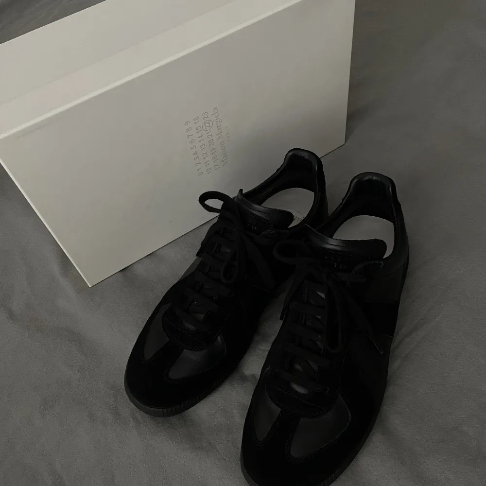 Maison Margiela triple black ”replicas” det är alltså modellen som heter så.   Strl 41 fint skick. Skor.