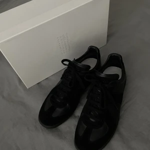 Maison Margiela sneakers - Maison Margiela triple black ”replicas” det är alltså modellen som heter så.   Strl 41 fint skick