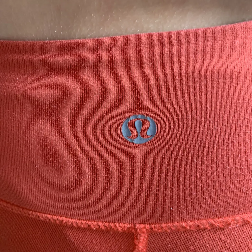 Snygga lulu lemon taights i en röd coral färg. Det har tecken på användning men är i bra skick. Priset kan förhandlas🩷🩷. Jeans & Byxor.