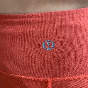 Lulu lemon taights - Snygga lulu lemon taights i en röd coral färg. Det har tecken på användning men är i bra skick. Priset kan förhandlas🩷🩷