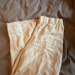 Beiga Linnebyxor - Säljer nu mina beiga linnebyxor i storlek M. Säljer då de är lite korta och stora på mig. Jag har använt de endast 1-2 gånger hemma. Är du intresserad, kontakta mig!!🙌🏼❤️
