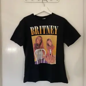 Britney T-shirt från HM. Liten fläck på ryggen.