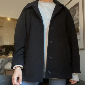 Kappa  - Kort kappa från nakd. Använd men i mycket bra skick! Passar till hösten och vintern. Jag är 173 cm lång😊