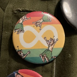 Findus autism pin - Pin med autism flaggan och Findus från Pettson och Findus. Säg till om du vill byta till en annan flagga/bakgrund 