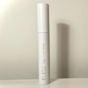 Xlash Pro - Provade ett streck på handleden först och fick utslag av denna så därför säljer jag den, Inte mer använd än så! En liten klämskada på förpackningen men inget som påverkar produkten. Kolla upp så du inte är allergisk först!!😍