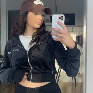 Velour set från sixth june storlek xs - Väldigt snyggt och skönt mjukisset från sixth june storlek xs. Väldigt lite använt.