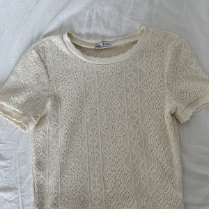 Zara - Stickad kortärmad tröja från zara, storlek S, passar mig som vanligtvis bär Xs. Skriv för fler bilder! Pris kan diskuteras 