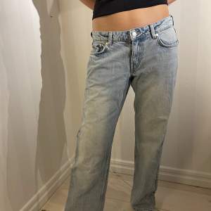 Lågmidjade jeans från weekday i modellen arrow💞💞 Storlek 29(midjan) och 32(längden)
