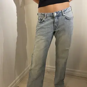 Lågmidjade jeans från weekday i modellen arrow💞💞 Storlek 29(midjan) och 32(längden)