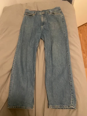 Weekday jeans (Galaxy loose straight jeans) - Jeansen är på en bra skick och nyfräsch. Den är lite för loose för dem som gillar är de. Hör av er om fler frågor!