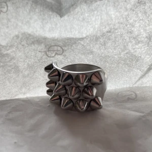 Edblad Ring - Säljer min Edblad ring i st 17.5 och väldigt bra kvalitet, kan även tänka mig byta mot en guldig i st 17.5 men säljer hällst, kontakta för mer info 😊💘