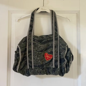 Militärgrön handväska - Militärgrön handväska från bikbok