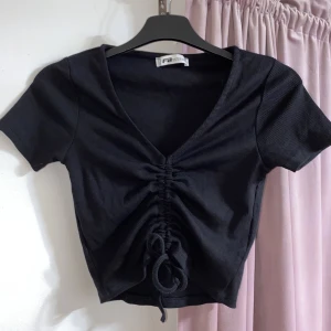 Topp - Hej tjejer! Säljer nu min fina topp för 90 kr. Storlek XXS dock är den väldigt stretchig, använd två gånger. Priset kan diskuteras vid en snabb affär. Finns i Strängnäs kan fraktas 