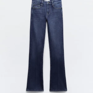 Zara jeans  - Säljer dessa mid waist- low waist jeans från zara som endast är använd 1 gång ! Nypris 429❤️