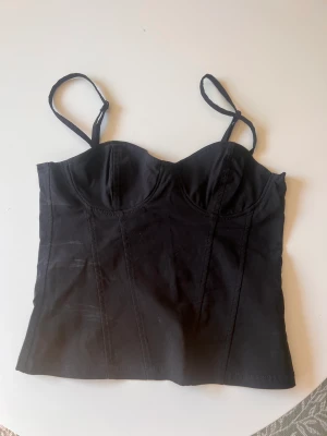 Korsett - Sååå fin korsett topp från hm😫😫 Köpte den för nån månad sen men gillar ej hur den sitter på mig Har bara testat den så den är i nyskick💕💕💕