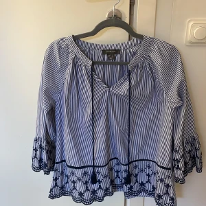 blå blus - blå randig blus med detaljer använd en gång
