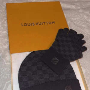 Louis Vuitton mössa och handskarny generation - Louis Vuitton mössa och handskar fast nya, senaste släppet från Louis Vuitton.  Perfekt skick exakt som nya från butik, kvitto finns Endast seriösa hör av er! Pris kan diskuteras!!! Möts i Sthlm 