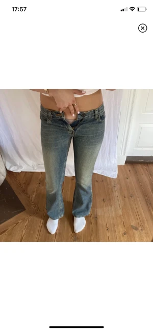 Lowwaist bootcut jeans - Köpta på lock men passade inte så bra på mig tyvärr. Midjemått: 39 cm, Innerbenet: 79 cm. Hon på bilden är 170 cm lång! Skriv om du har frågor❤️
