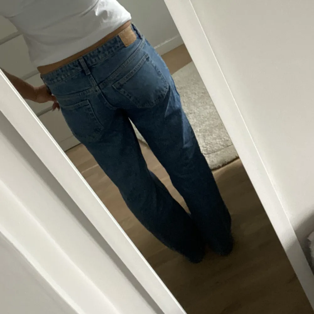 Low waist jeans från weekday i modellen arow. Sparsamt använda inga defekter. Jeans & Byxor.