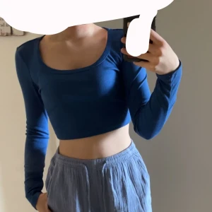 Långärmad magtröja  - Magtröja som är jätte skön.  Från shein och kostade 80kr så säljer den för 40kr. 