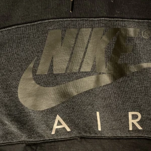 Nike tröja - Tung tröja, ganska stor luva passar perfekt när man ska ba chilla eller röra på sig