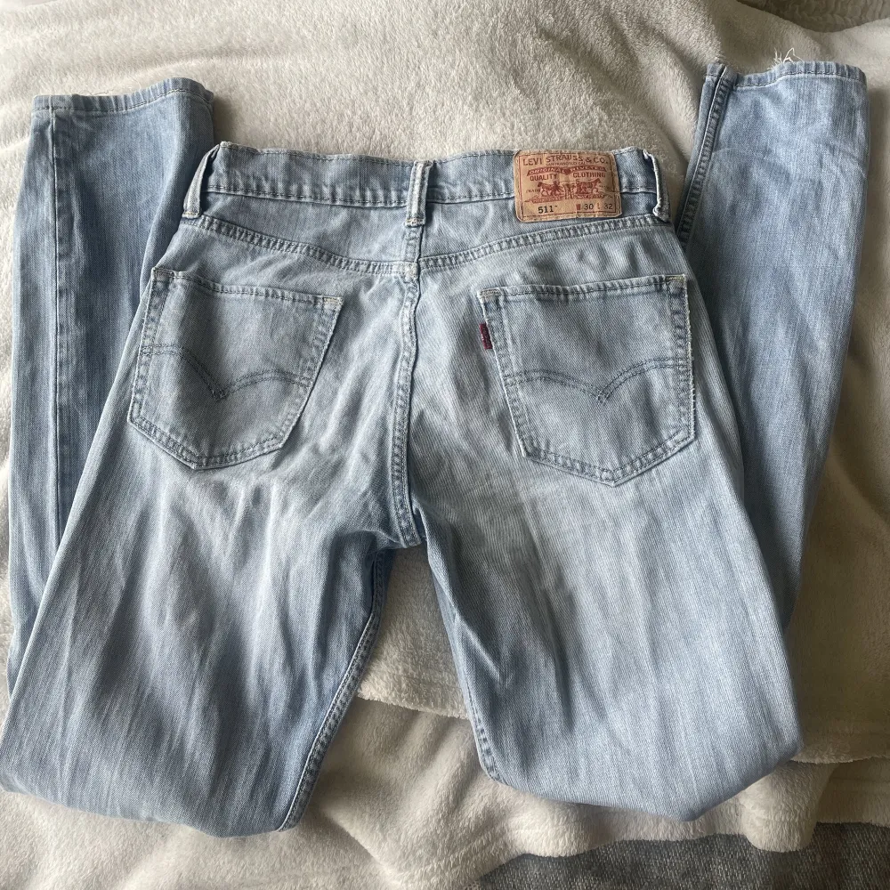 Jättefina lågmidjade jeans från levis i modellen 511 som är köpt på sellpy! Säljer pga har inte använt de på väldigt länge💗. Jeans & Byxor.
