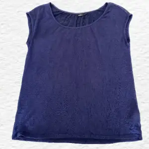 Marinblå t-shirt med korta ärmar✨Lite genomskinligt mesh tyg✨Tecken på använt✨