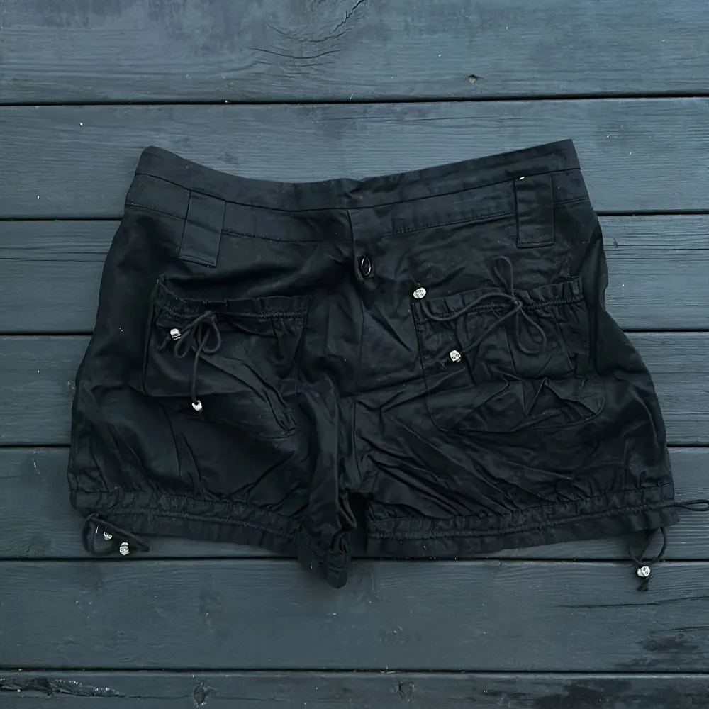 Helt nya shorts aldrig hunnit använda med söta döskalle metall hängen 💀 . Shorts.