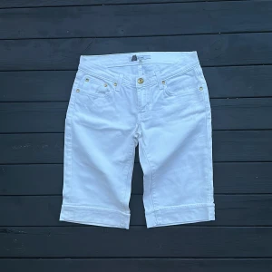 Vita shorts  - Lite längre jeans shorts ifrån Zara 🤍 