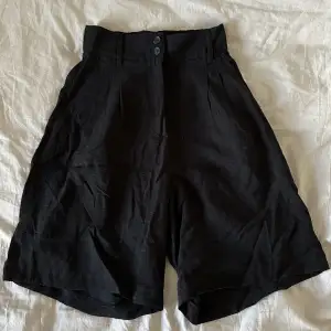 Svarta shorts från h&m. Helt nya, prislapp kvar, nypris 249 men säljer för 50